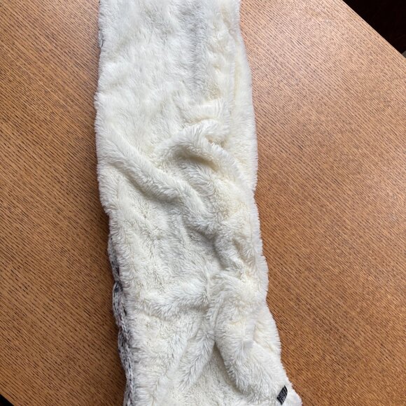 UGG Grey & White Reversible Scarf - Picture 5 of 6